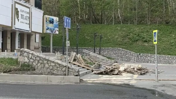 Стартовали работы по благоустройству входной группы театра